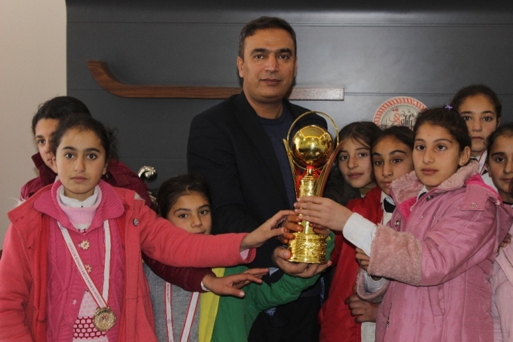 Müdür Aksoy, Hentbolcu Kızları Kabul Etti