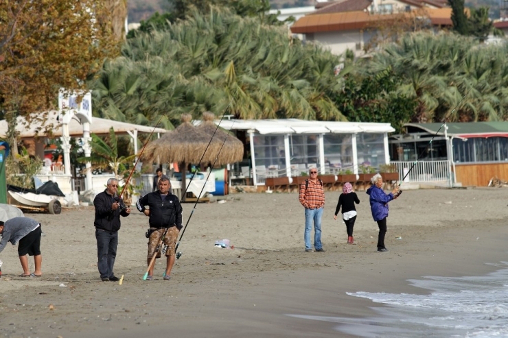 Yüz Binlerce Turisti Ağırlayan Plajlar Amatör Balıkçılara Kaldı