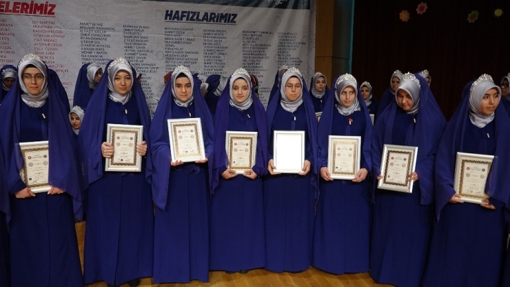 Kahramanmaraş’ta 75 Hafize Taç Giydi