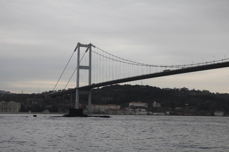 Türk Denizaltısı İstanbul Boğazı’ndan Geçti