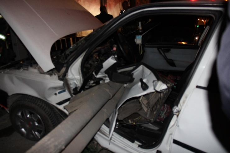 Otomobil Bariyerlere Saplandı: 2 Yaralı