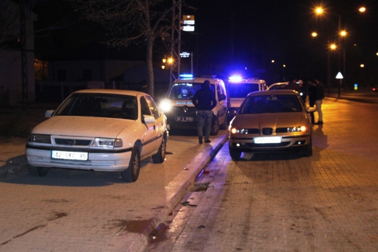 Makas Atan Motosiklet Park Halindeki Otomobile Çarptı: 2 Yaralı