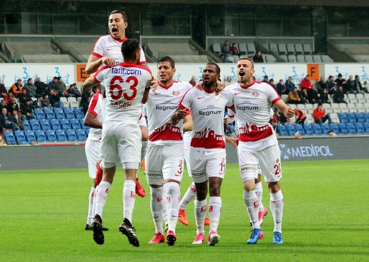 Süper Lig: Medipol Başakşehir: 0 - Antalyaspor: 1 (İlk Yarı)