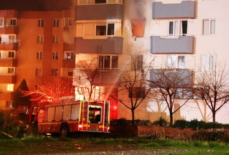 Patlayan Bilgisayar Yangın Çıkarttı: Çıkan Yangından 20 Kişi Etkilendi