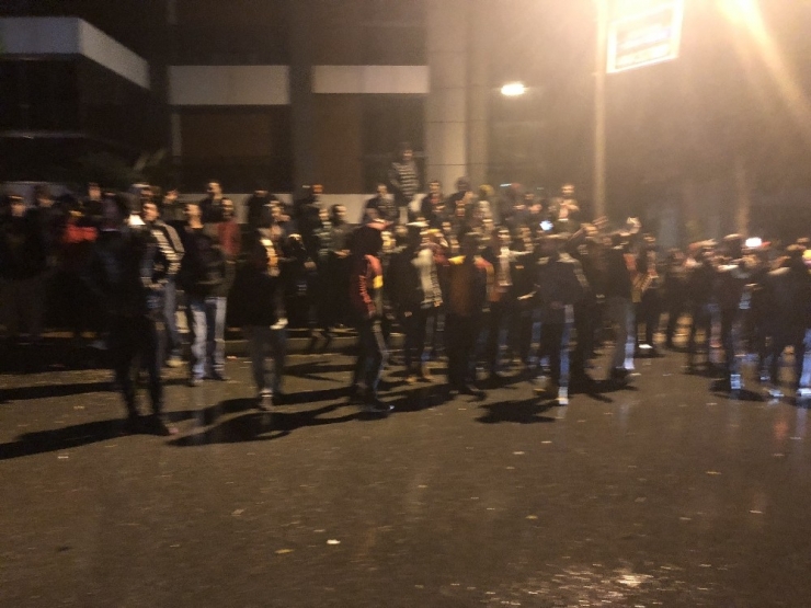 Galatasaray Taraftarından Havaalanı Ve Florya’da Protesto