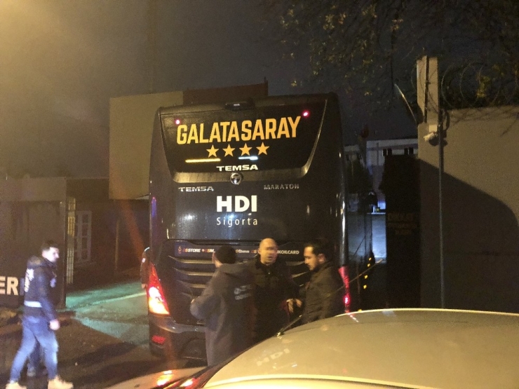 Galatasaray Taraftarından Havaalanı Ve Florya’da Protesto