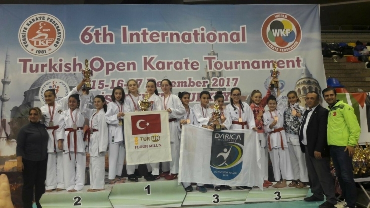 Karateci Kardeşler Şampiyonadan Madalyalarla Döndü