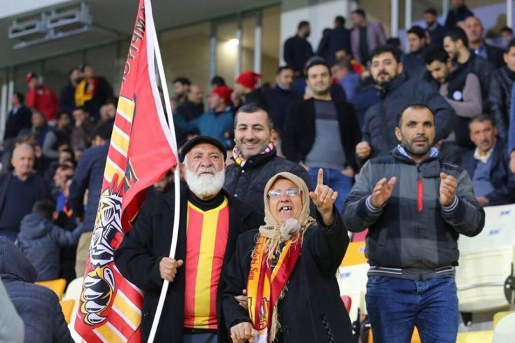 E.yeni Malatyaspor’un Renkli Simaları Maço Orhan Ve Fatma Nine’nin Tabloları Yapıldı