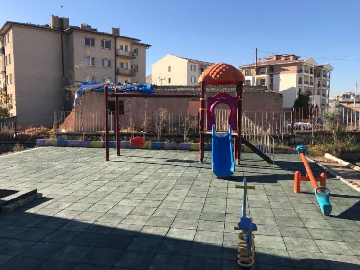 Silopi Belediyesince Okullara Oyun Parkı Kuruldu