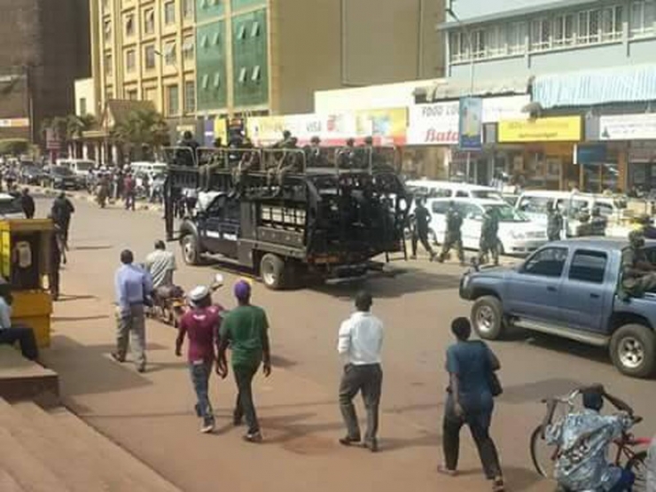 Uganda’da Ordu Parlamentoyu Bastı