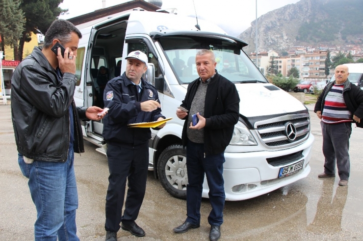 Amasya’da Polisler Tebdili Kıyafetle Minibüsleri Denetledi