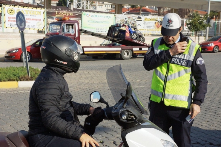 Ehliyetsiz Sürücü Polisi Görünce Motosikletini Bırakıp Kaçmak İstedi