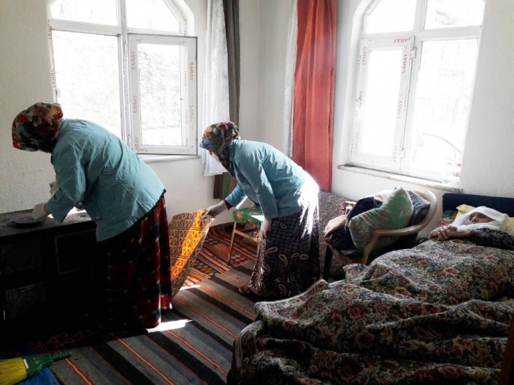 Hisarcık’ta Korunmaya Muhtaç Yaşlılara Evde Bakım Hizmeti Veriliyor