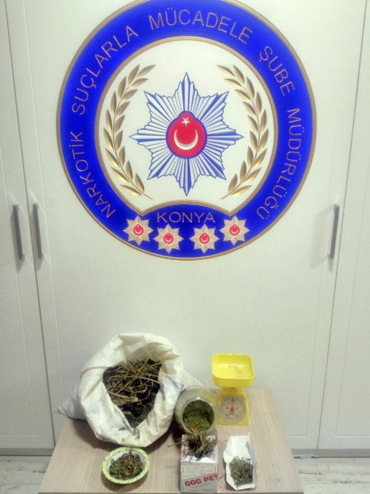 Polis Tezek Ve Saman Arasında Uyuşturucu Aradı