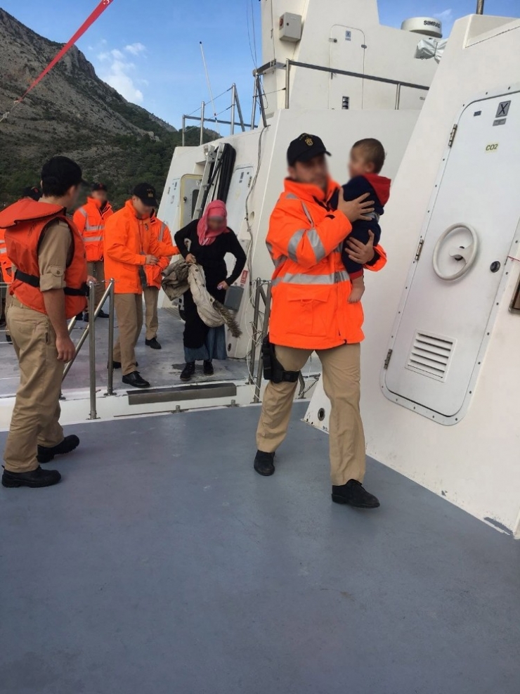 Akdeniz Açıklarında Bozulan Teknede Mahsur Kalan 43 Düzensiz Göçmen Kurtarıldı