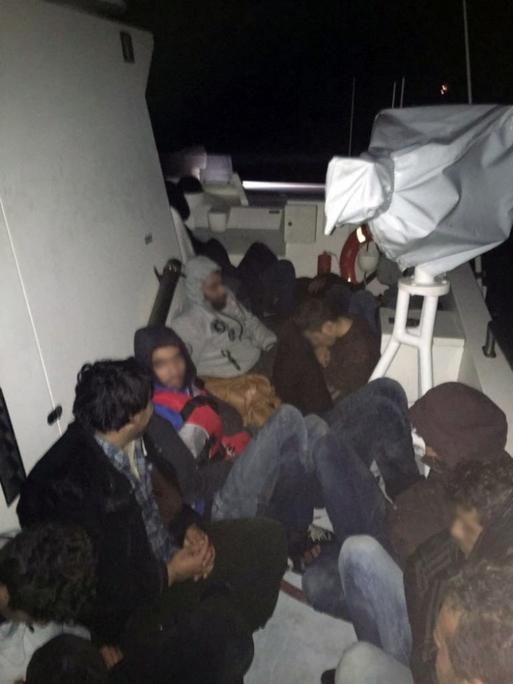 Akdeniz Açıklarında Bozulan Teknede Mahsur Kalan 43 Düzensiz Göçmen Kurtarıldı