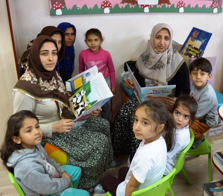 Çocuklar Evde Aileleriyle Birlikte Kitap Okuyacak