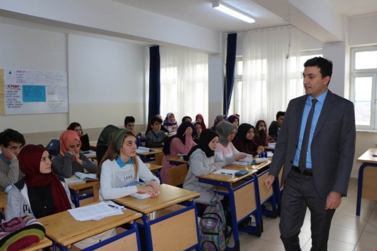 Anadolu Lisesi’nin Öğrencileriyle Buluştu