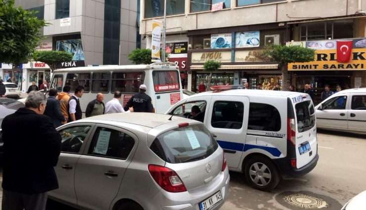Trafik Polisi Minibüse Çarptı