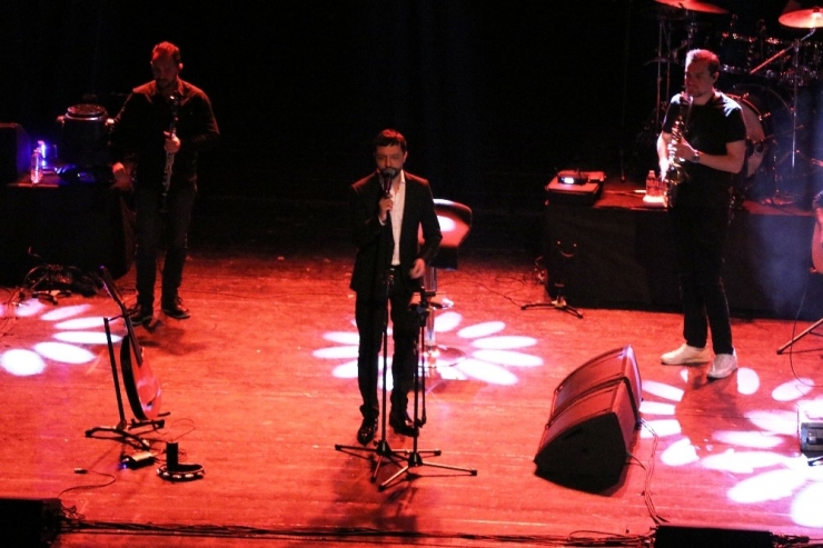 Sevilen Şarkıcı Mehmet Erdem Hemşehrileriyle Buluştu