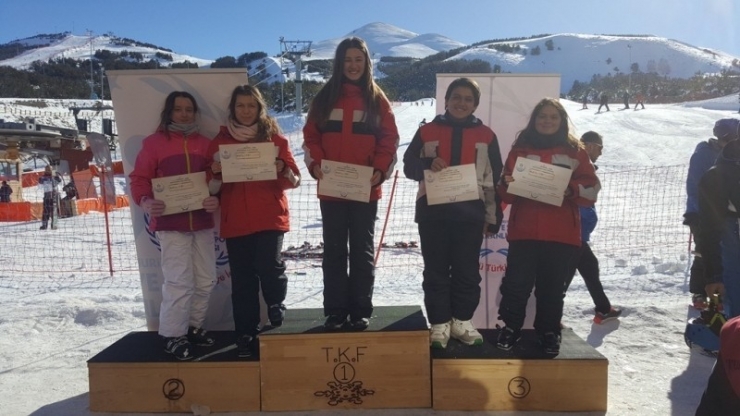 Gediz Belediyesi Sporcuları Snowboard Eleme Yarışmalarında Derece Elde Ettiler
