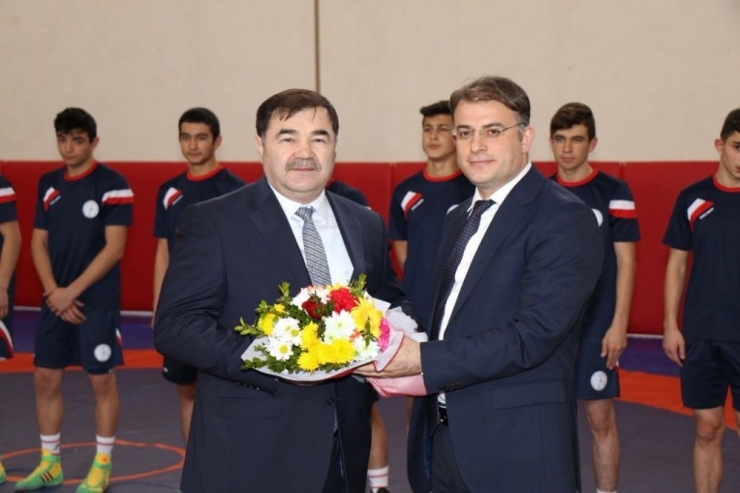 Güreş Federasyonu Başkanı Musa Aydın, Gençlere Malzeme Dağıttı