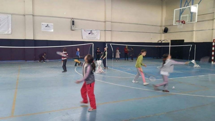 Çavdarhisar’da Badminton Kursu Açıldı