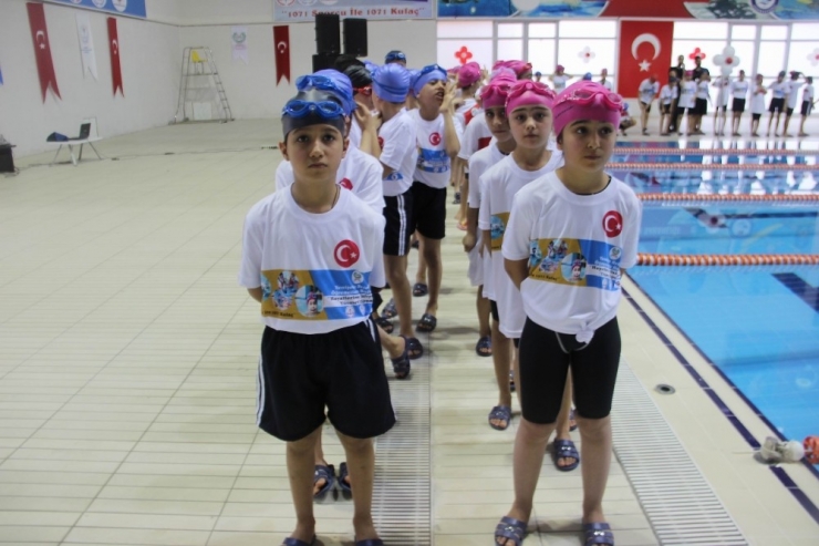 Yenişehir Belediyesi Bin 71 Minik Yüzücüye Malzeme Dağıttı