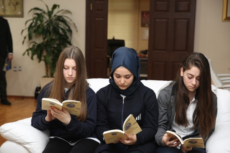 Öğrenciler Başkan Dişli İle Birlikte Kitap Okudu