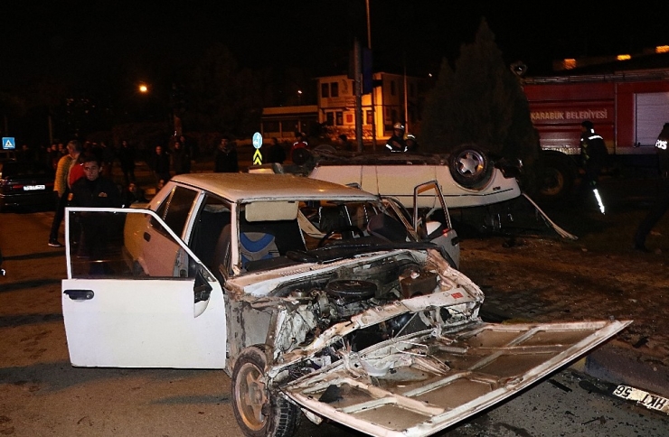 Kavşakta İki Otomobil Çarpıştı: 7 Yaralı