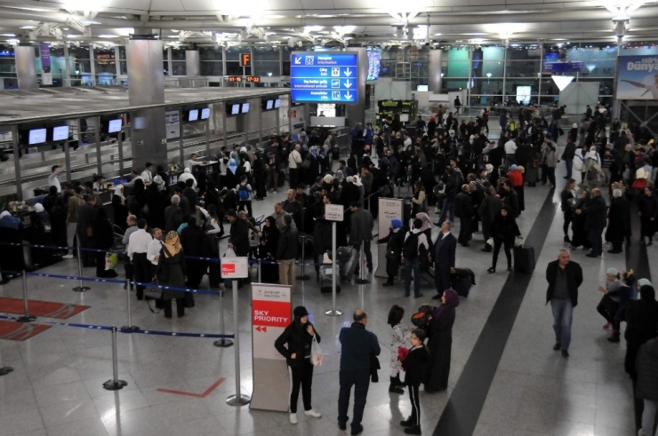 Atatürk Havalimanı’nda Tatilci Yoğunluğu Sürüyor