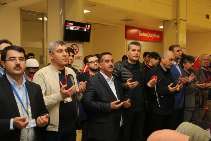Şahinbey Belediyesi 147 Öğrenciyi Umreye Uğurladı