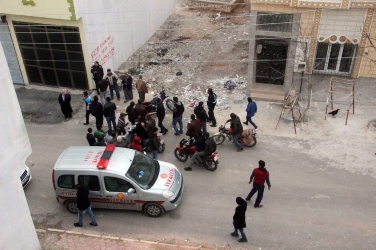 kilis te polis evi ve valilik konagi yakinina 2 roket dustu