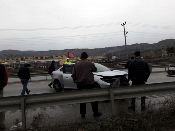 Kastamonu’da Otomobil Bariyerlere Çarptı: 4 Yaralı
