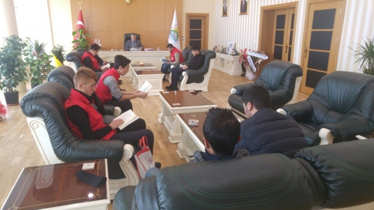 Başkan Aksoy, Makamında Gençlerle Kitap Okudu