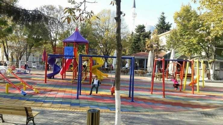 Çocuklar, Ahmet Yesevi Parkı’nda Tatilin Tadını Çıkarıyor