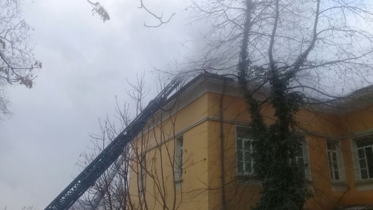 İtalyan Lisesi’ne Ait Binada Yangın Paniği