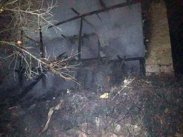 Evi Yanan Yaşlı Adamı Komşuları Kurtardı