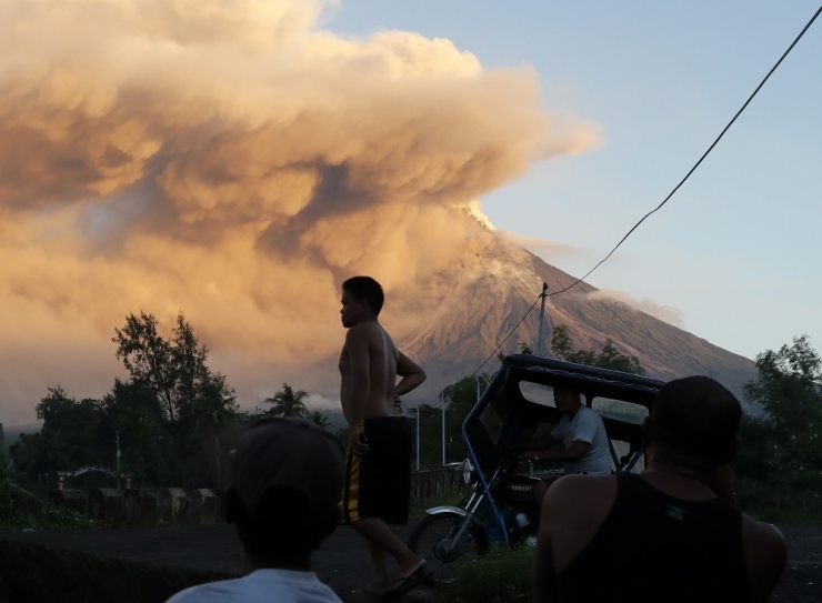Mayon Yanardağı Civarından 60 Bin Kişi Tahliye Edildi
