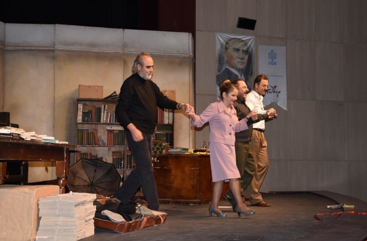 “Profesyonel” İsimli Tiyatro Oyunu Afyonkarahisar’da Sahnelendi