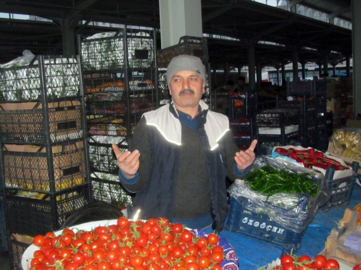 Esnaf Güne Mehmetçiğe Dua Ederek Başladı