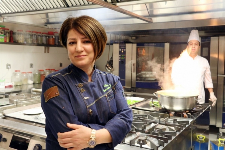 Evinin Mutfağında Başladı, Dünya Zincirinin Türkiye’deki Tek Kadın Şefi Oldu