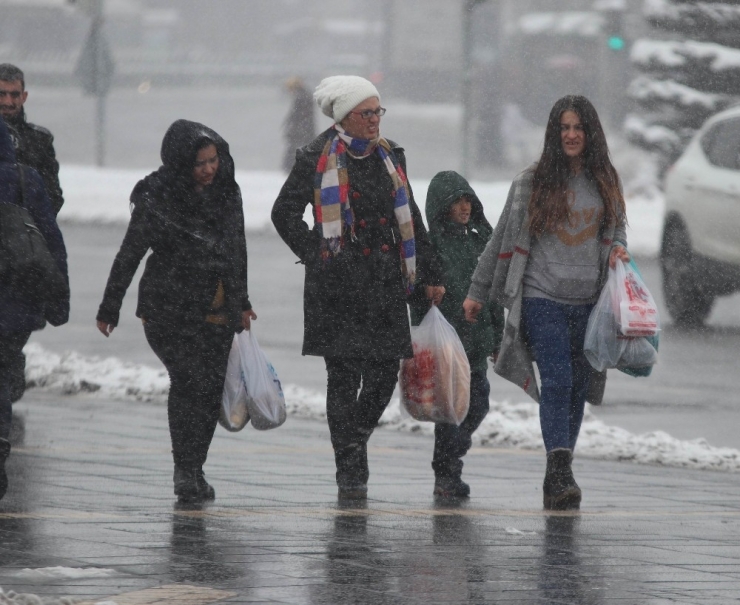 Kayseri’de Kar Yağışı Devam Ediyor