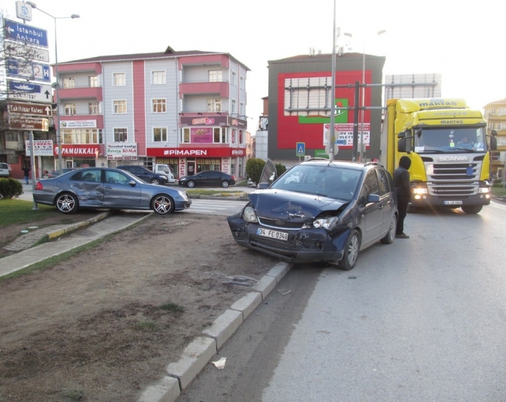 Kontrolsüzce Yola Çıkan Otomobille Karşı Yönden Gelen Otomobil Çarpıştı:1 Yaralı
