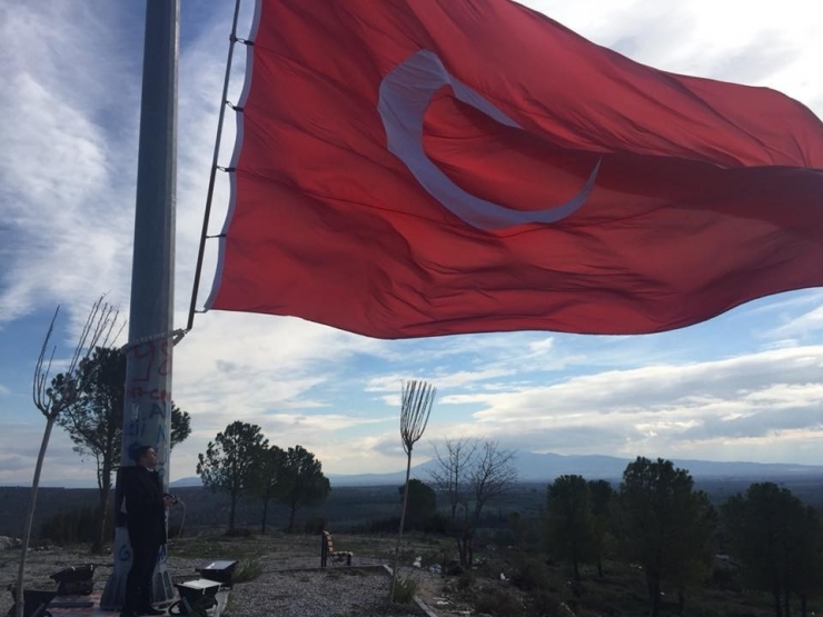Kepenekli’de Yıpranan Türk Bayrağı Yenilendi