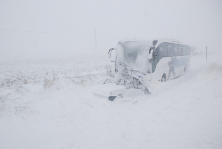 Tokat’ta Yolcu Otobüsü Otomobile Çarptı: 1 Ölü, 3 Yaralı