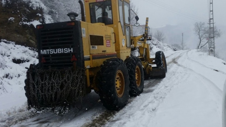 Akçaabat’ın Yüksek Kesimlerinde Karla Mücadele Çalışmaları Sürüyor