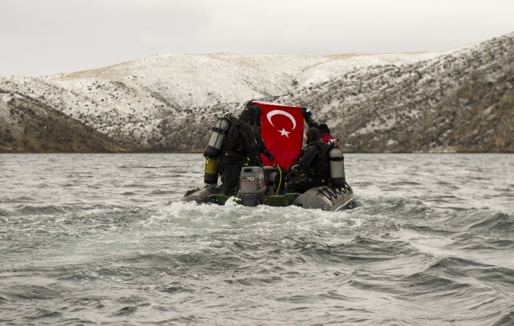 Afrin Harekatına Destek İçin Suyun 20 Metre Altında Türk Bayrağı Açtılar