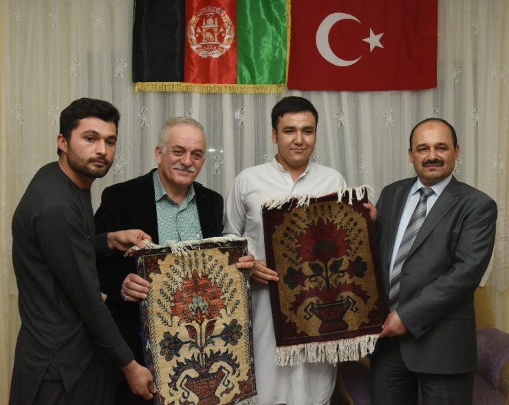Rektör Aydın’dan Afgan Ve Doğu Türkistanlı Öğrencilere Ev Ziyareti