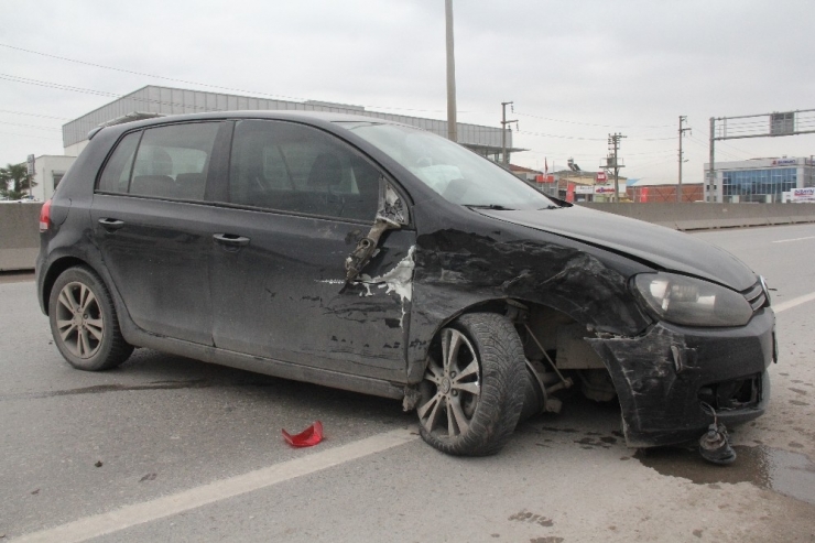 Otomobil, Emniyet Şeridinde Duran Hafif Ticari Araca Çarptı: 1 Yaralı